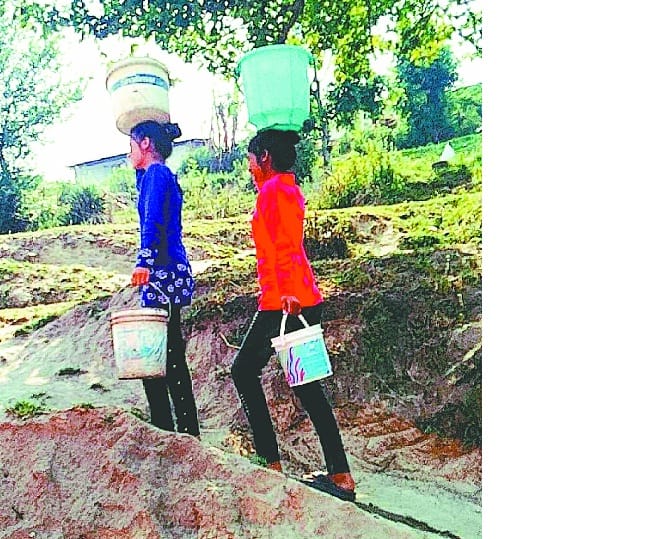 water crises in champawat, women are children are bringing water