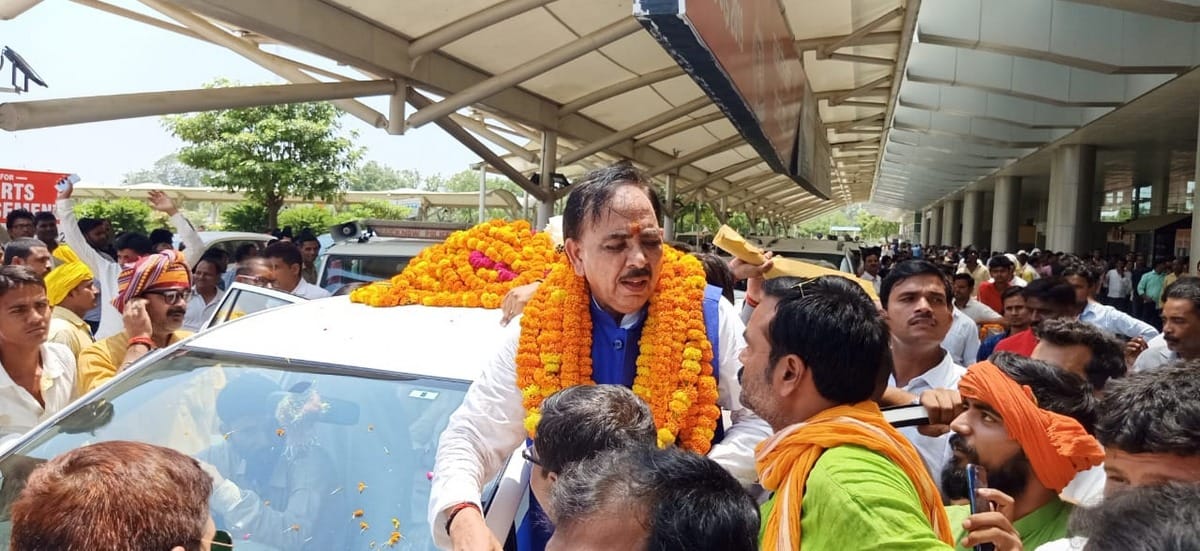 bjp mahendra nath pandey reached at babatpur airport varanasi chandauli