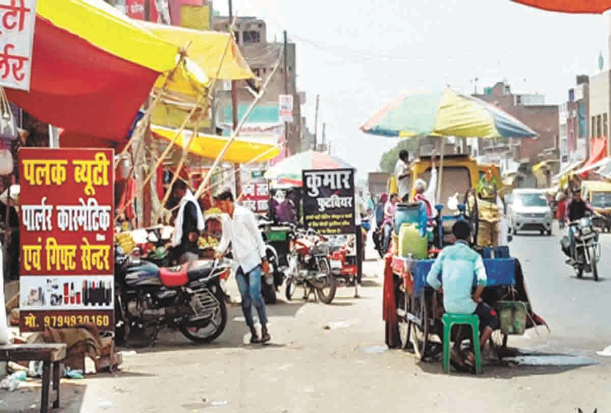 Murtganj Highway: Stores on the Beach Road Decorate