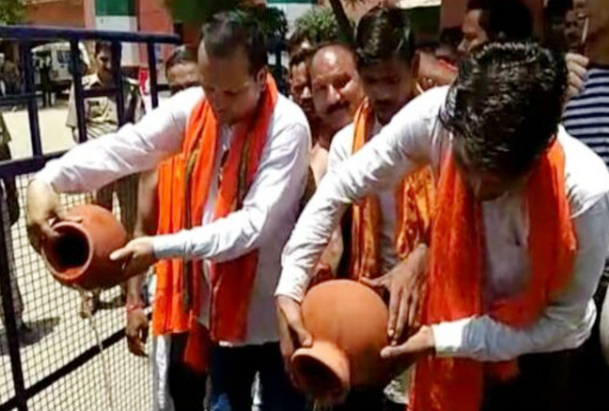 Hindu Mahasabha Protest over Aligarh Child Murder Gangajal on Agra District Jail