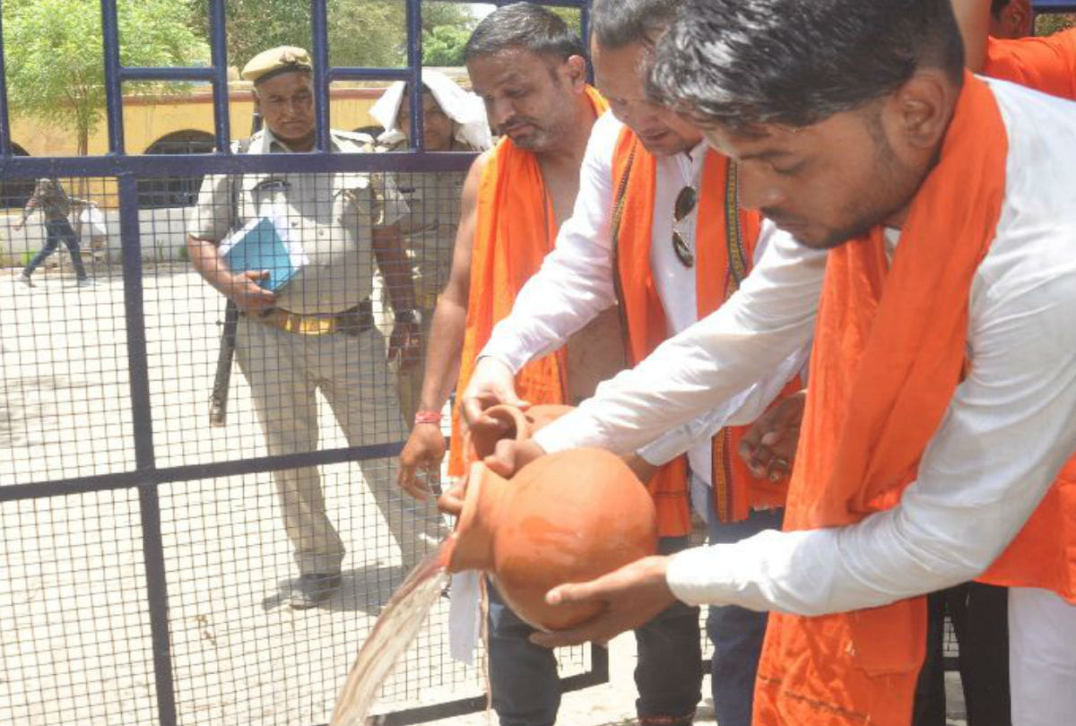 Hindu Mahasabha Protest over Aligarh Child Murder Gangajal on Agra District Jail