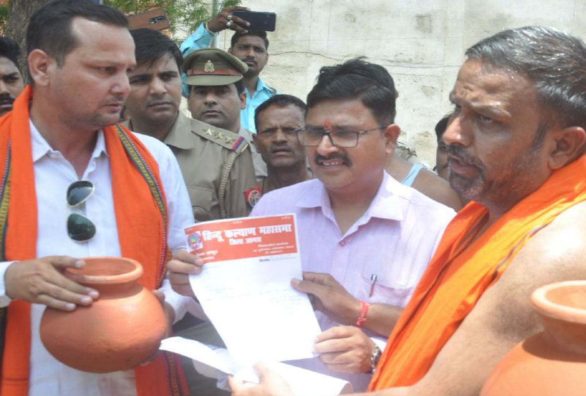 Hindu Mahasabha Protest over Aligarh Child Murder Gangajal on Agra District Jail