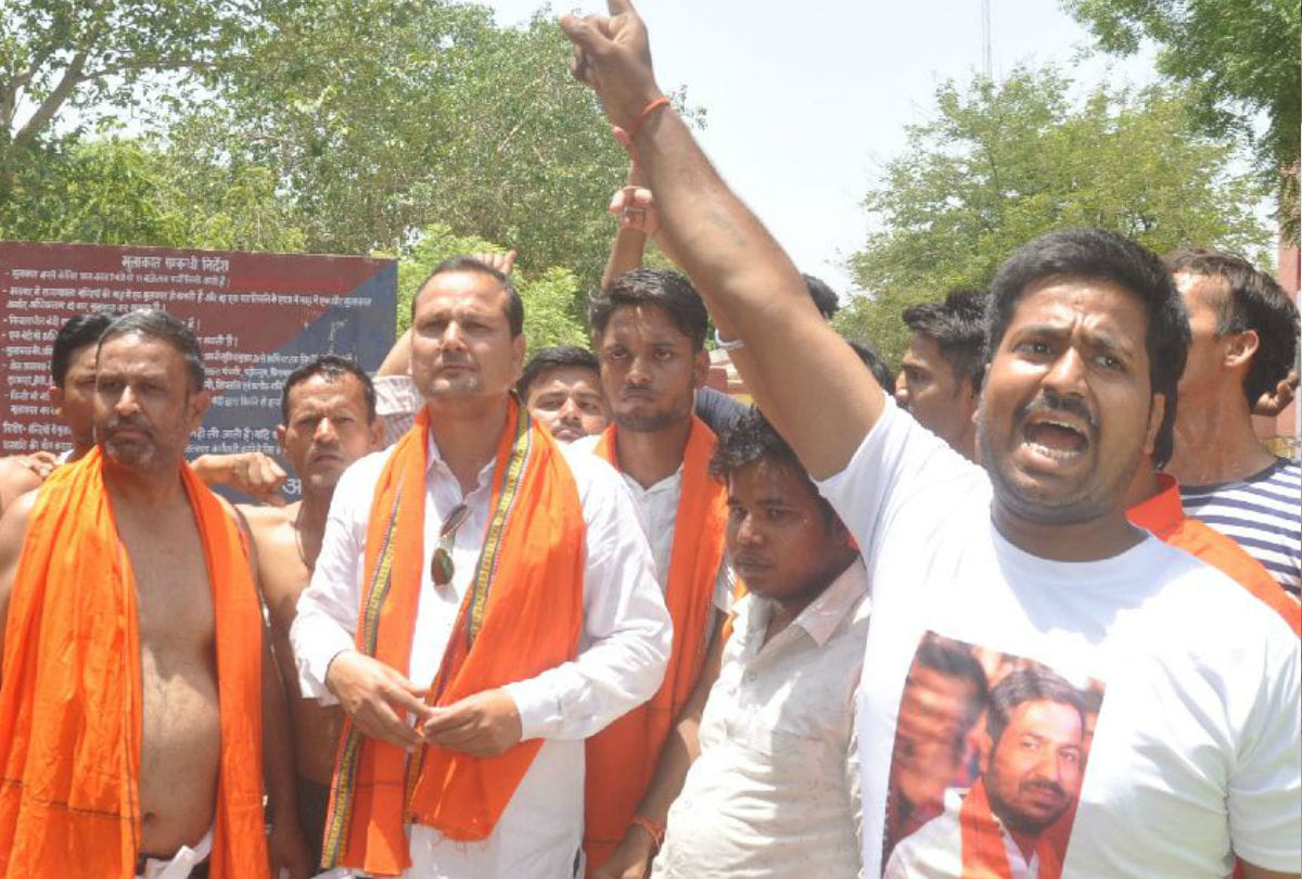 Hindu Mahasabha Protest over Aligarh Child Murder Gangajal on Agra District Jail