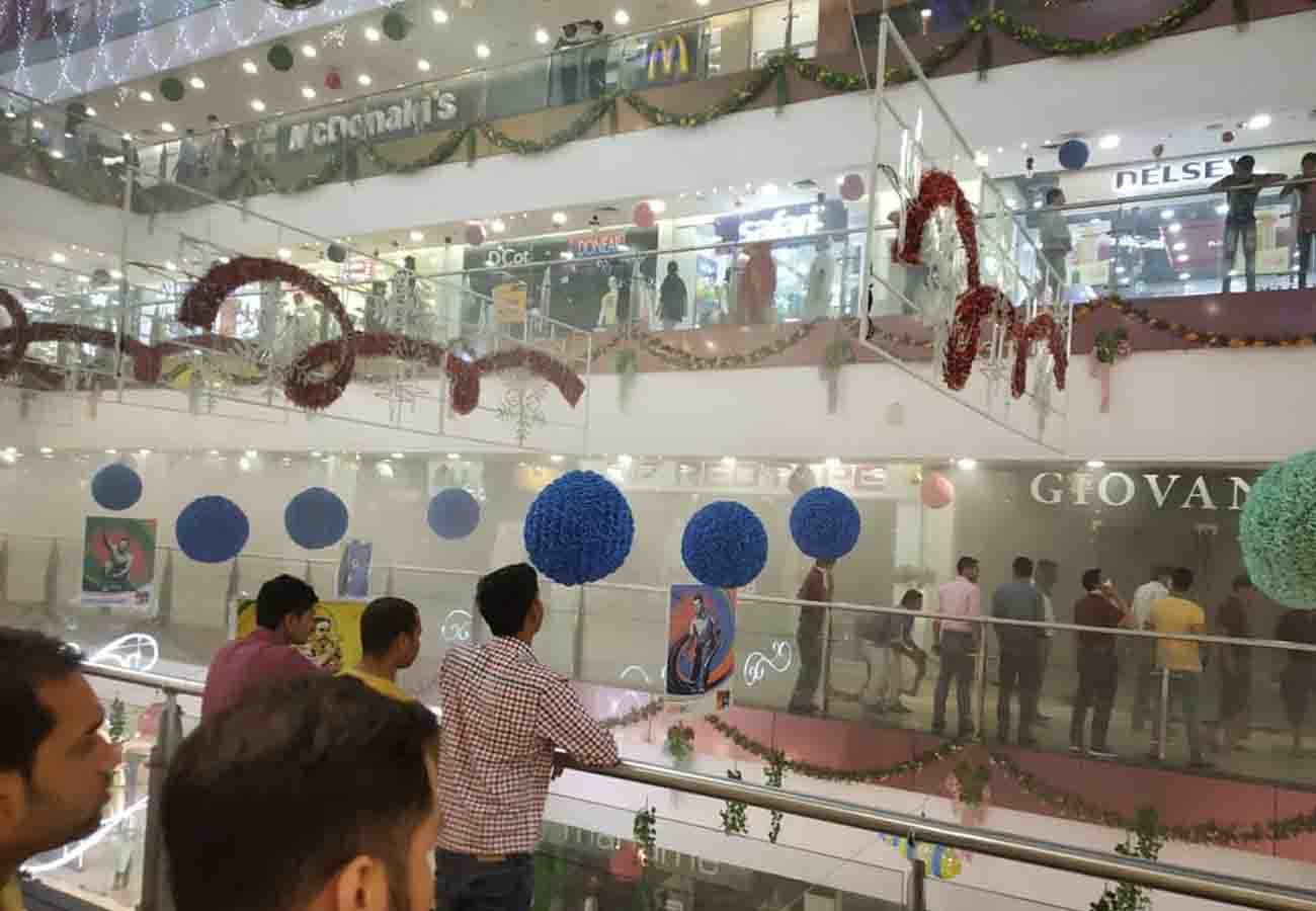 Fire in clothes showroom in Z Square Mall kanpur