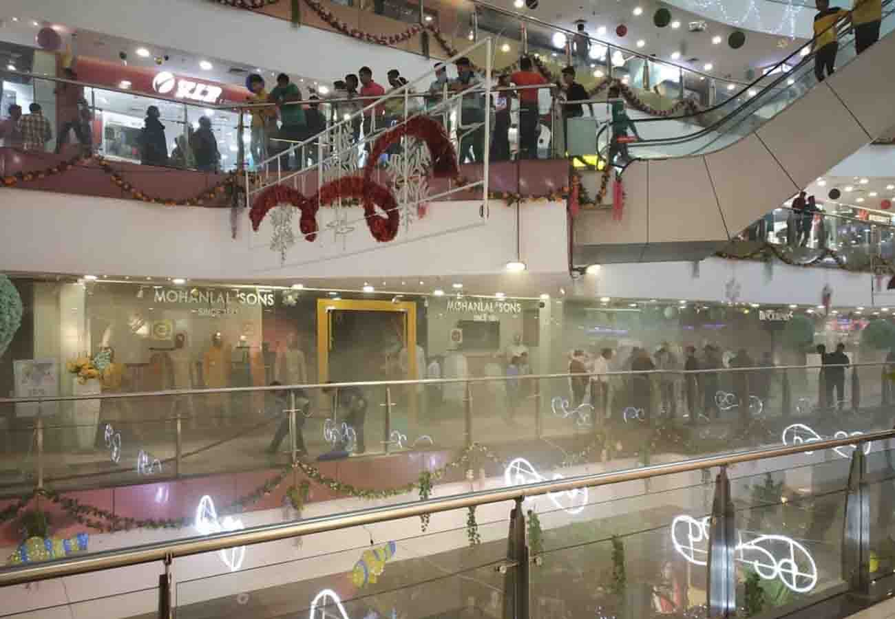 Fire in clothes showroom in Z Square Mall kanpur