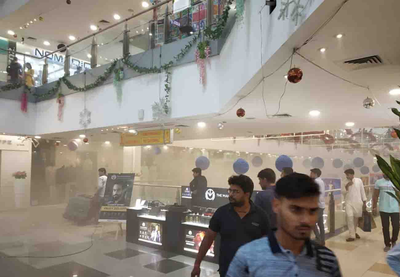 Fire in clothes showroom in Z Square Mall kanpur