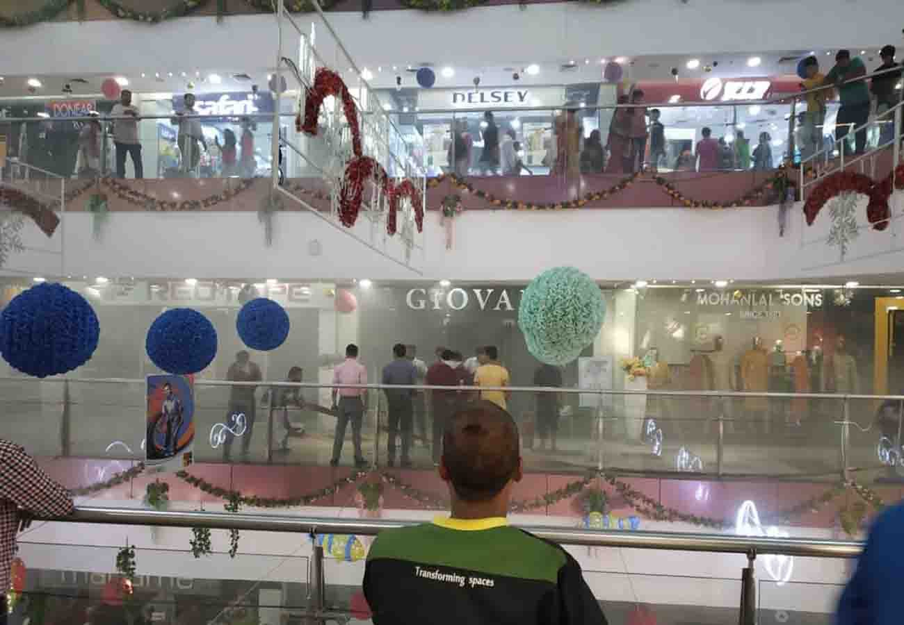 Fire in clothes showroom in Z Square Mall kanpur