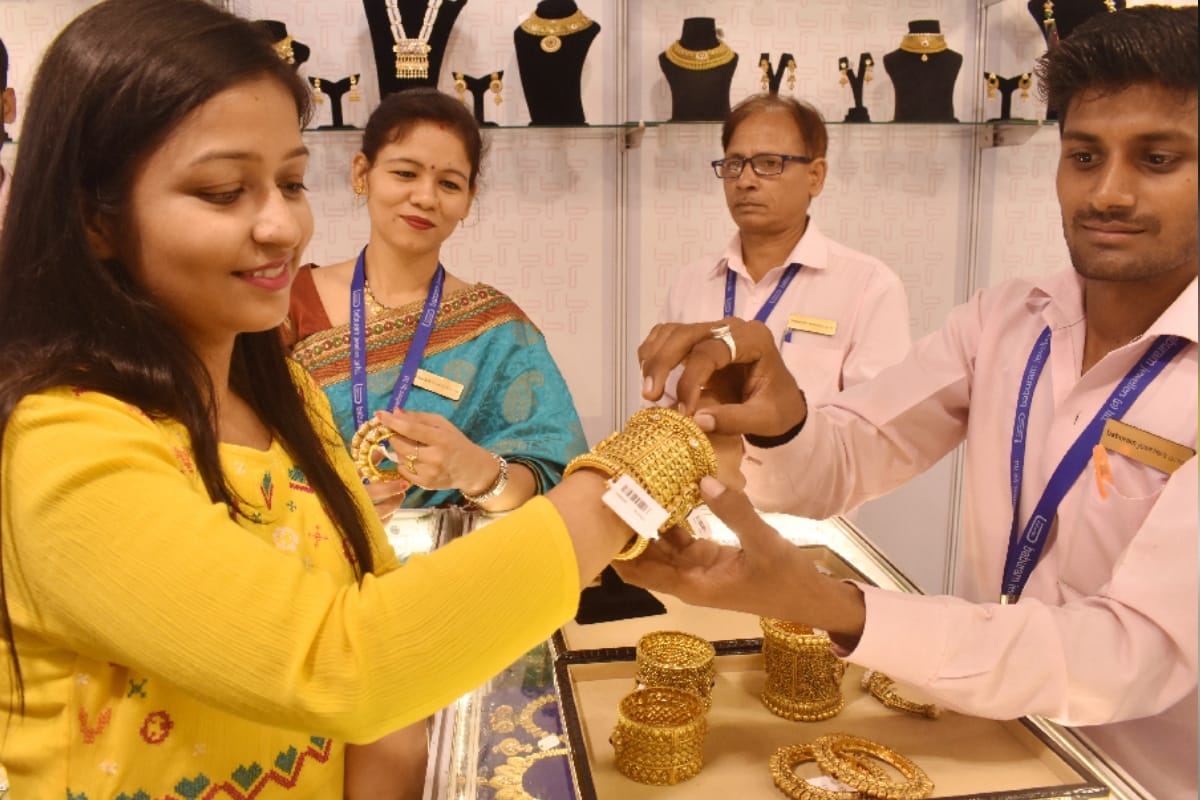 gold silver price reduces for first time in november by 101 rupees