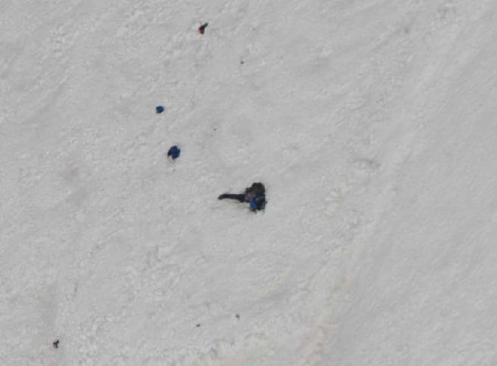 Mountaineers from Nanda Devi area Prepare dead bodies
