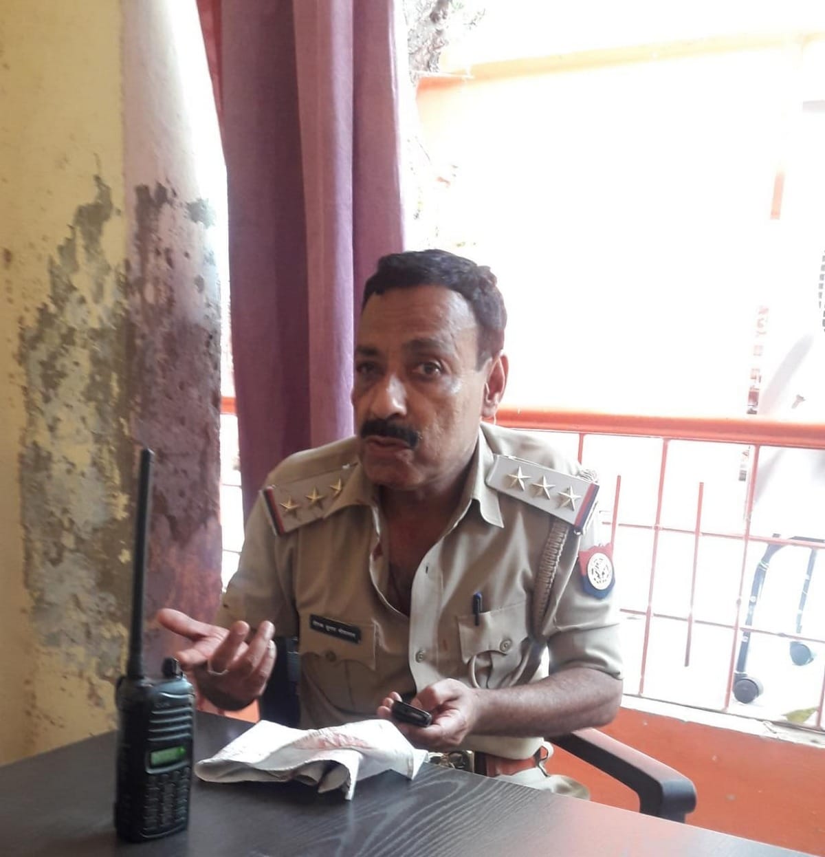 attack on police vehicle inspector injured in pandeypur varanasi