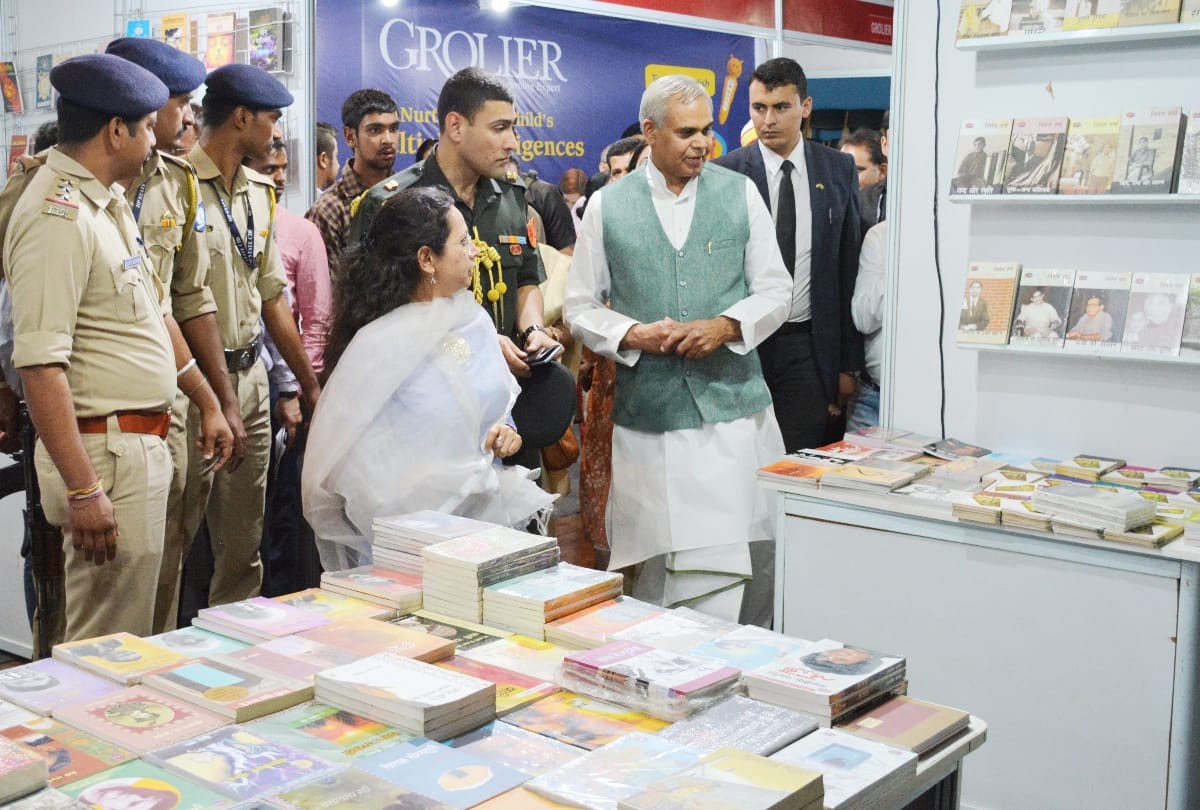 गेयटी थियेटर में किताबों के मेले का आगाज, खूब उमड़ी लोगों की भीड़