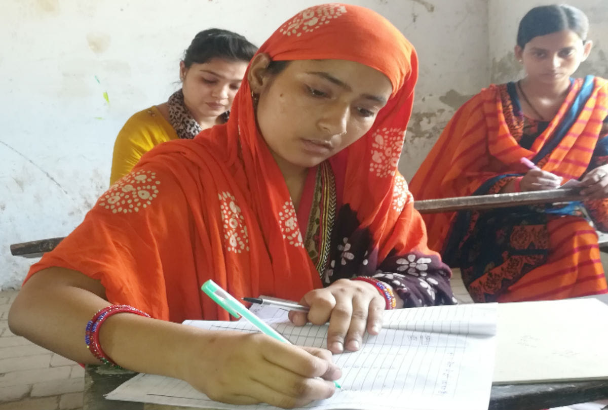mother took DL Ed exam after gives birth to a baby girl in agra