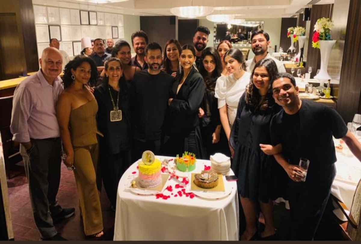 malaika arora and Arjun kapoor spotted at Sonam Kapoor birthday Party