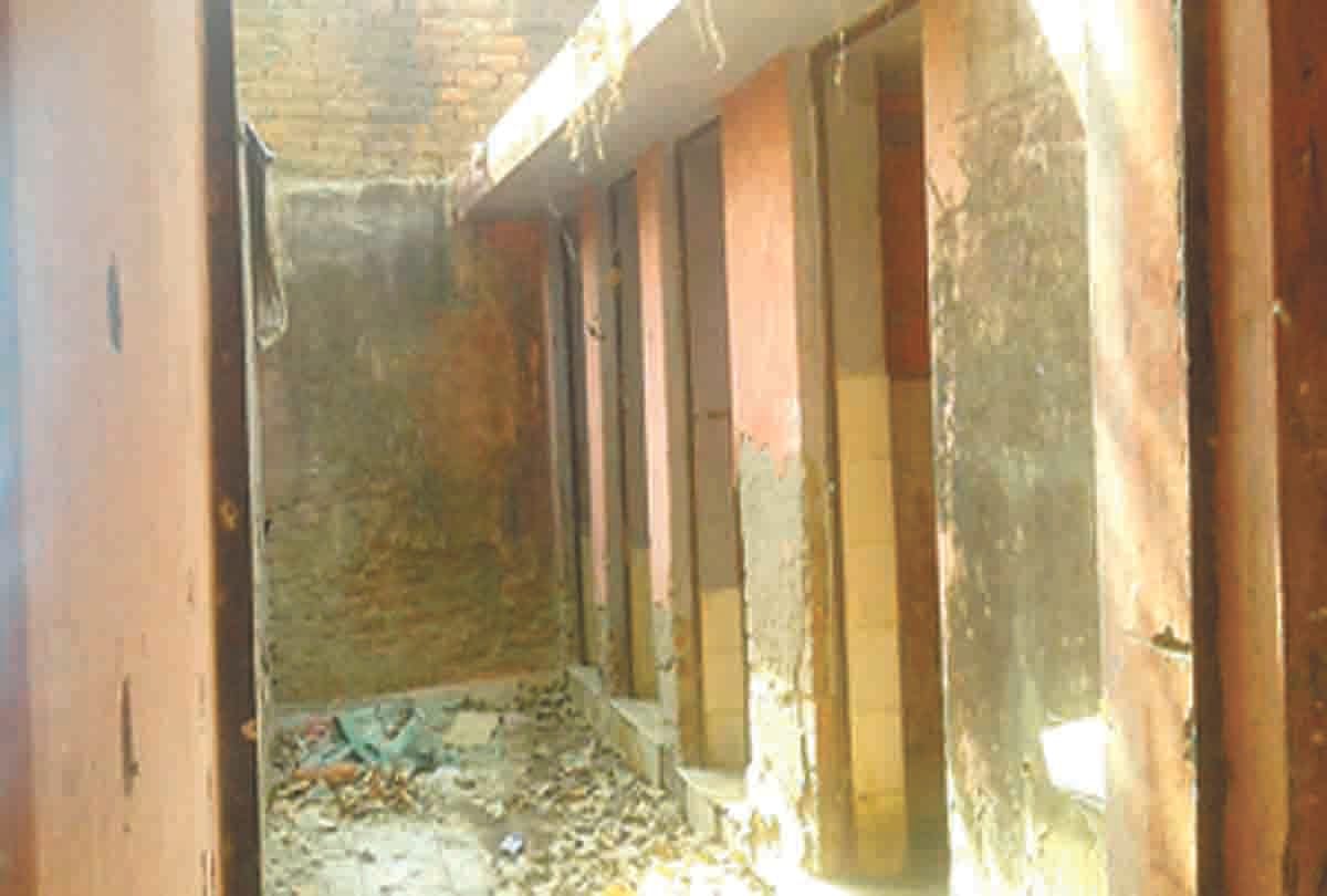 Buddhist city's toilets collapse, forced tourists forced to tour