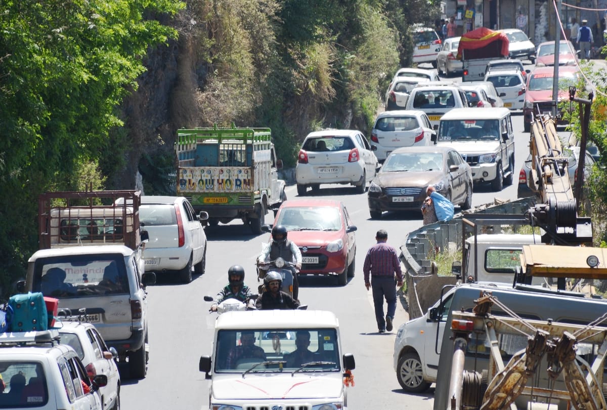 टूरिस्टों की भारी आमद के बीच व्यवस्था संभालाना प्रशासन के लिए बना चुनौती
