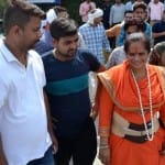 साध्वी प्राची साथ में अमित गोस्वामी और भरत गोस्वामी।