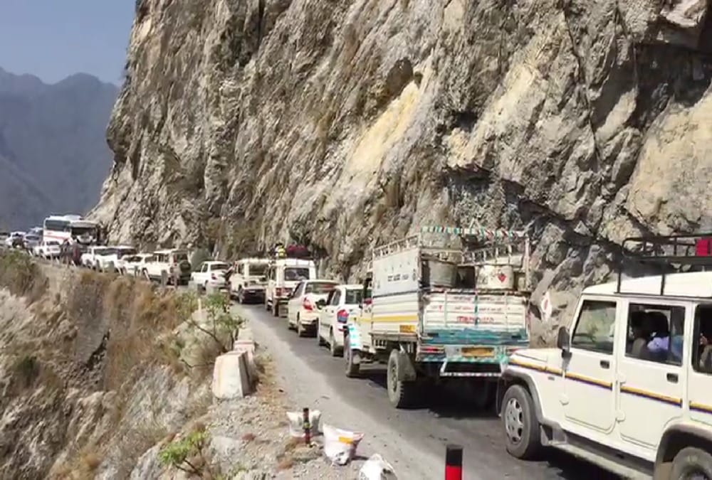 Long traffic jam on Badrinath Highway tourist face problem 