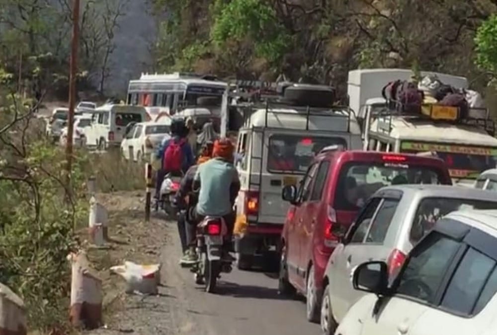 Long traffic jam on Badrinath Highway tourist face problem 