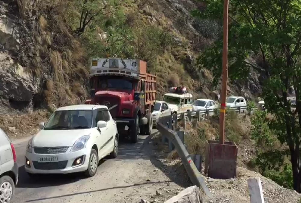 Long traffic jam on Badrinath Highway tourist face problem 