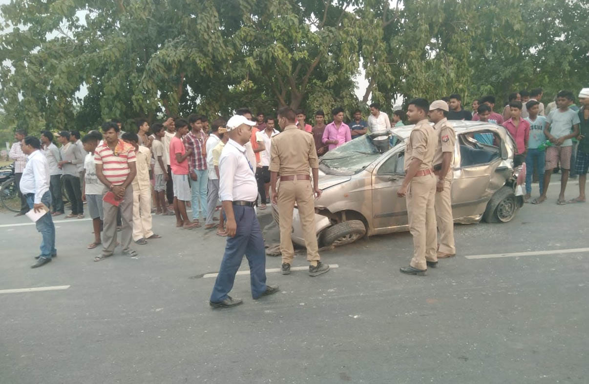 स्कार्पियो ने लग्जरी कार को मारी टक्कर, चार गंभीर