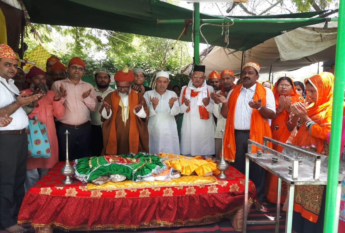 Muslim Pray Namaz and Demands Death Sentence to Murderer of Tappl Girl Aligarh