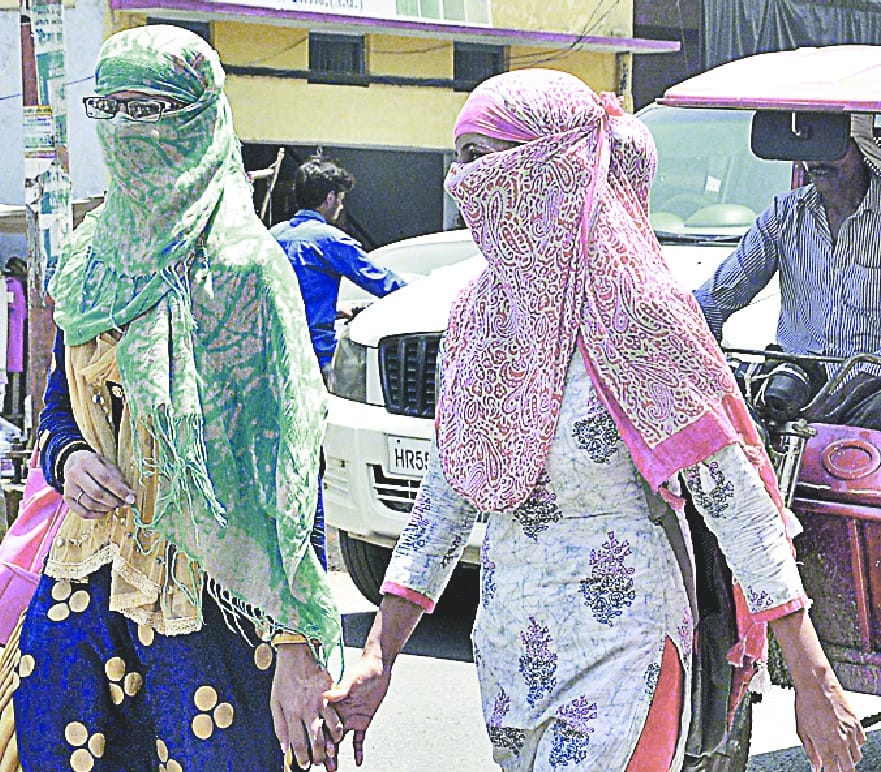 tej dhoop me taapmaan pahucha 44 degree celcius