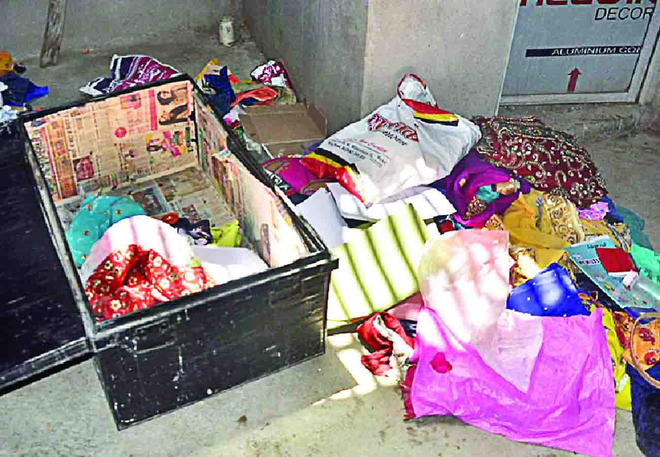 robbery in army man's family in farrukhabad
