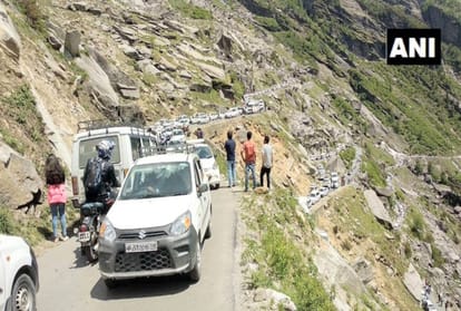huge traffic jam on manali rohtang road himachal