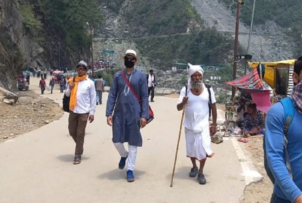 Dm mangesh ghildiyal poses pilgrim during raid on kedarnath route dismissed SP