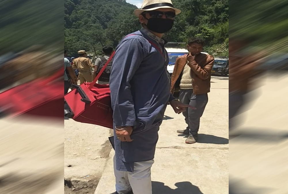 Dm mangesh ghildiyal poses pilgrim during raid on kedarnath route dismissed SP
