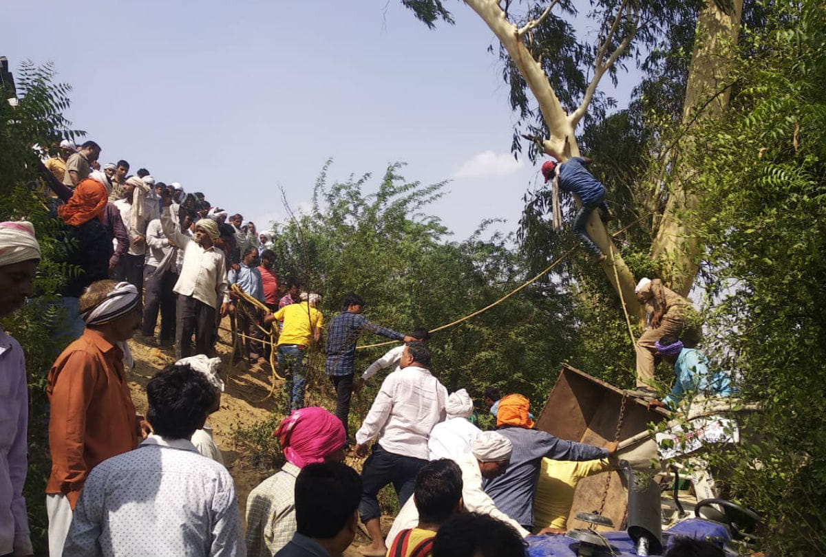 five women died in accident at jaipur agra highway bus hits tractor trolley