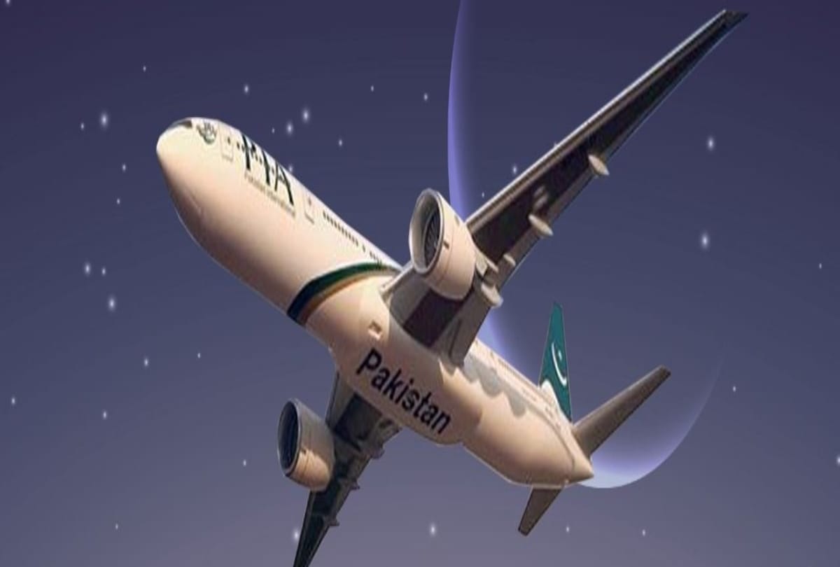 women open emergency gate of pakistani flight