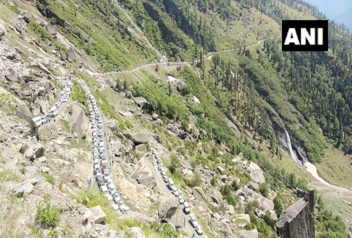 huge traffic jam on manali rohtang road himachal