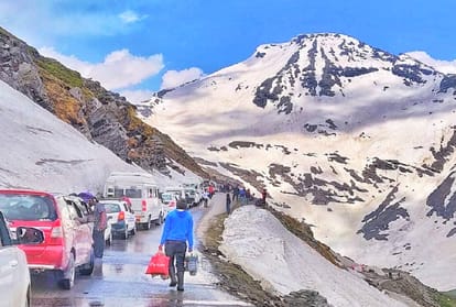 huge traffic jam on manali rohtang road himachal