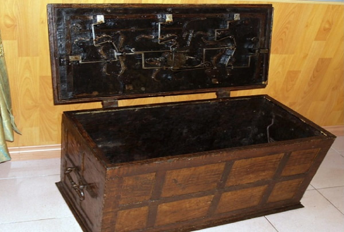 Man open a safe box in his first try that was sealed for about 50 years