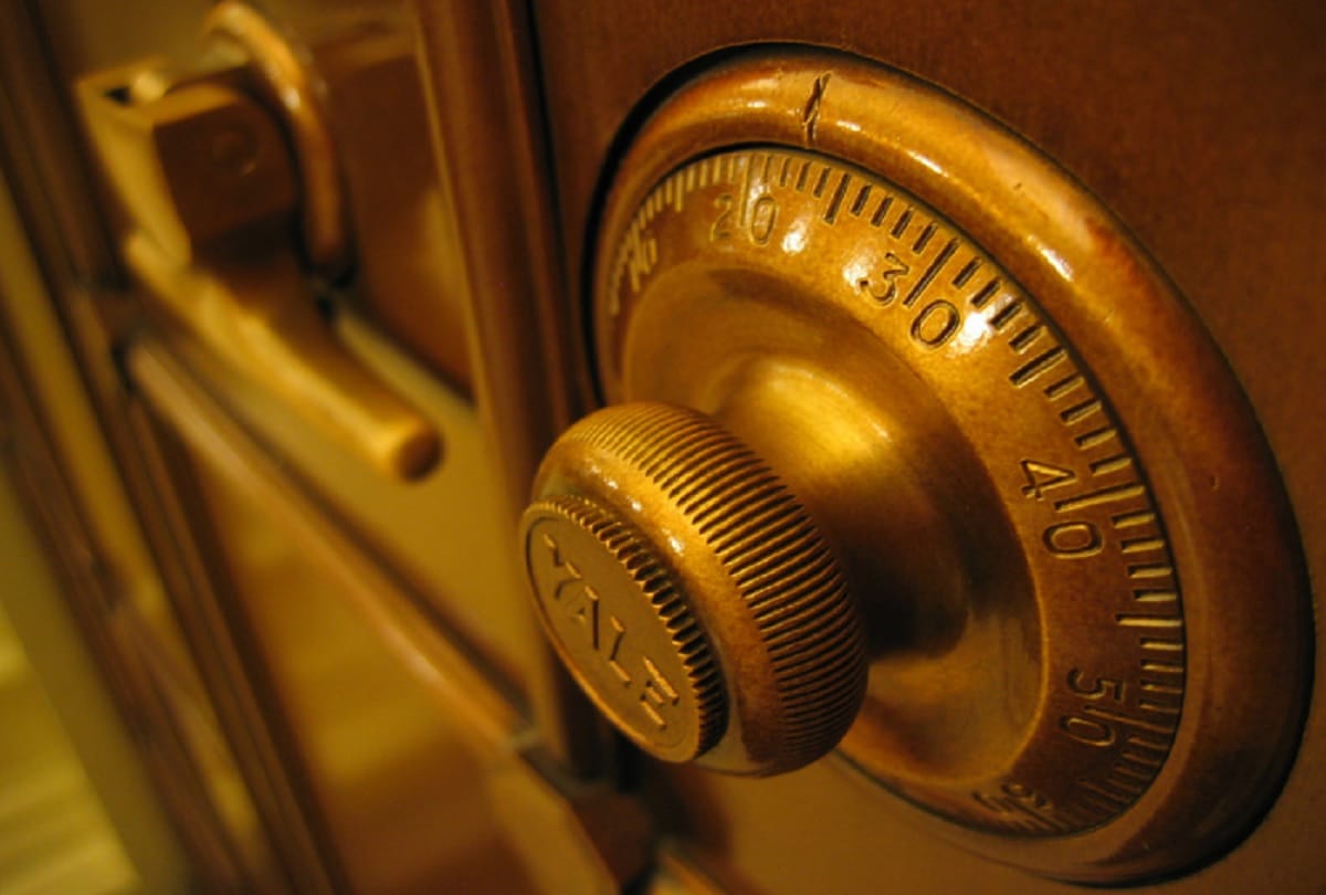 Man open a safe box in his first try that was sealed for about 50 years