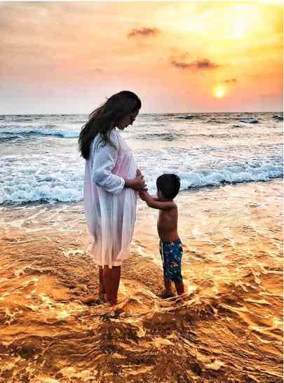 sameera reddy reply to trollers for showing baby bump