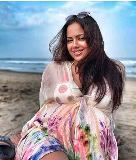 sameera reddy reply to trollers for showing baby bump