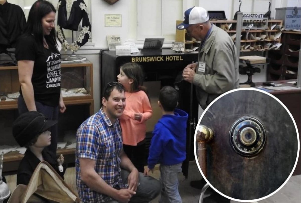Man open a safe box in his first try that was sealed for about 50 years