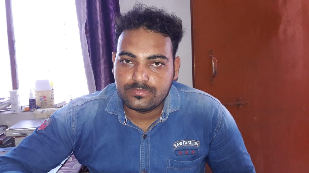 Loot in nakkhi ghat pul attack by chilli powder in varanasi