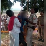 प्रेमी युगल के शव पेड़ से उतारती पुलिस