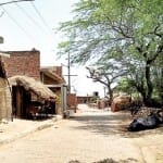 गांव की गलियों में पसरा सन्नाटा।