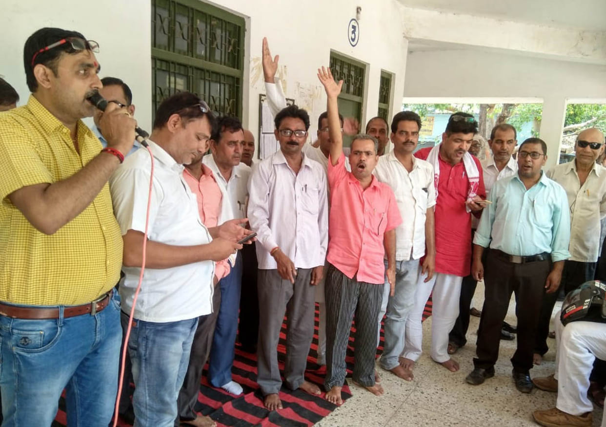 एसडीएम-तहसीलदार के तबादले तक होगा आंदोलन