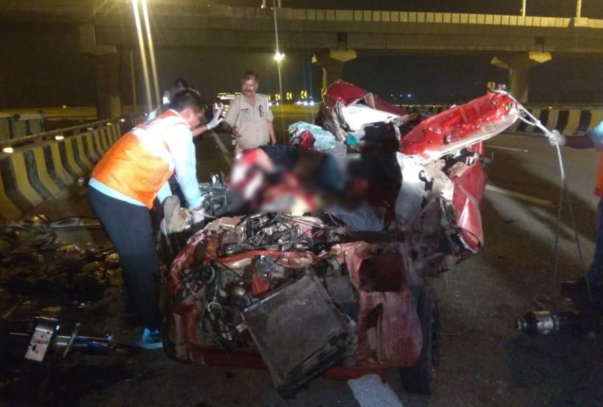 Accident on yamuna expressway as speedy car turn around three dead bodies taken off by cutting car