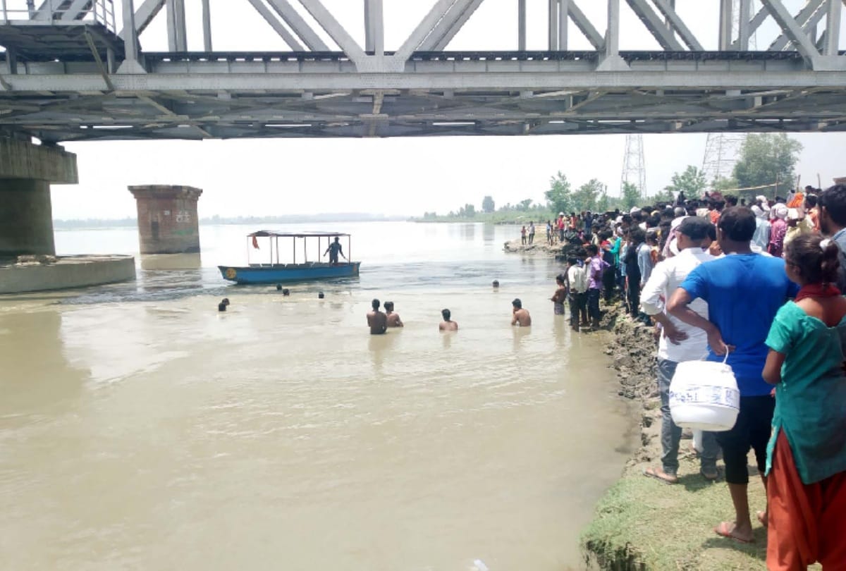 seven of a family drown in ganga river 3 people saved jump one by one read full story