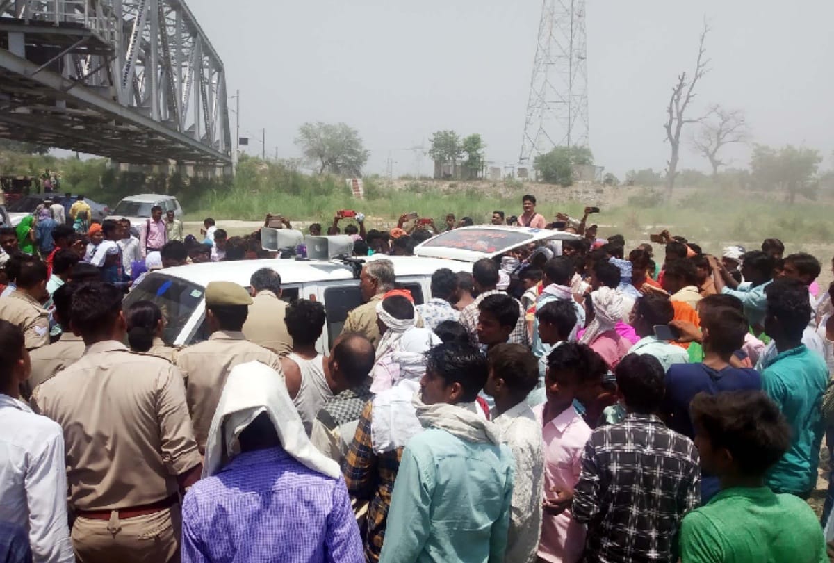seven of a family drown in ganga river 3 people saved jump one by one read full story