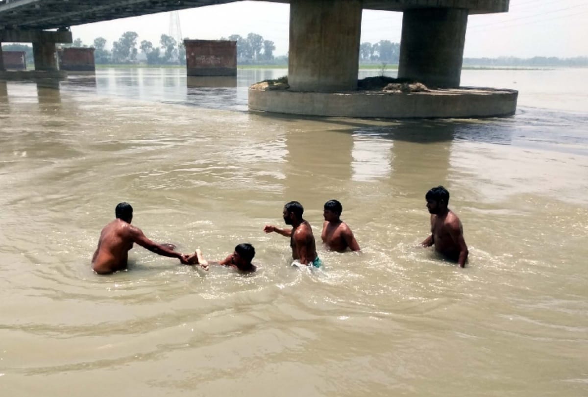 Mother with children tried commit suicide in ganga ghazipur