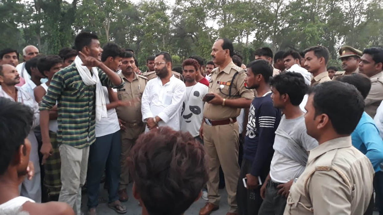 हादसे में युवक की मौत से गुस्साए लोगों ने लगाया जाम