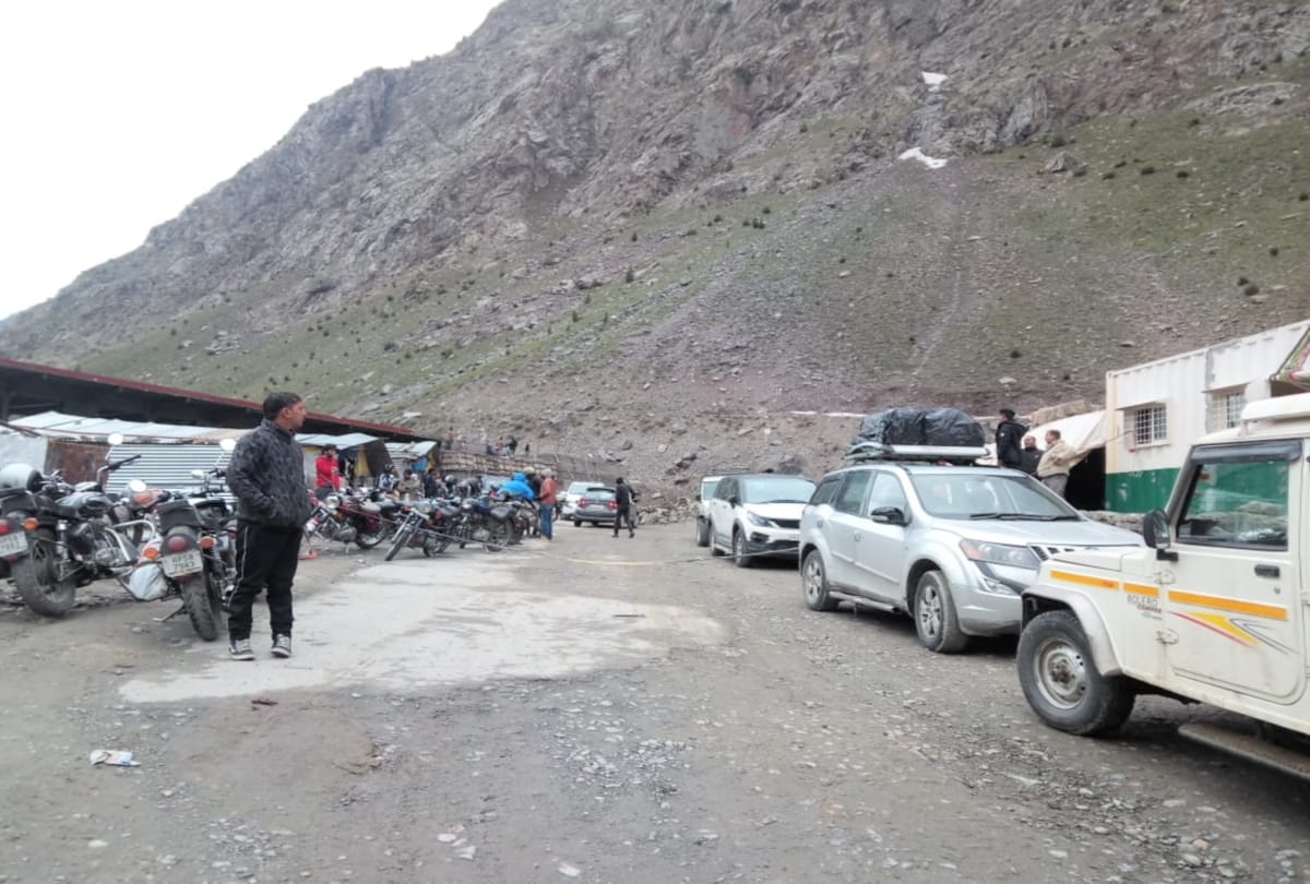 tourist vehicle stuck after truck accident on manali leh highway