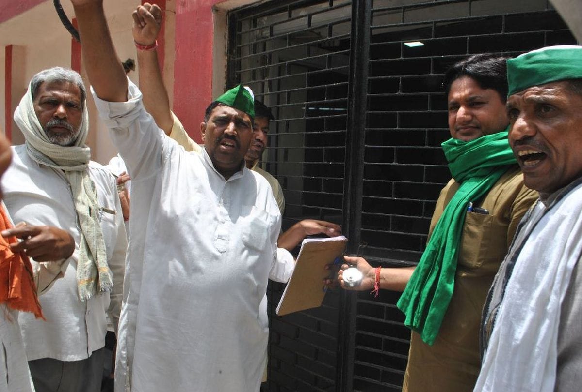 anger farmers locked officers of irrigation department in meeting hall mathura